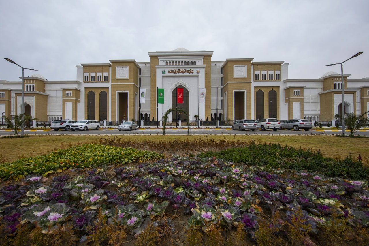 "إستخدام وسائل التواصل الإجتماعي السلبيات والإيجابيات" دورة اقامتها كلية التربية في جامعة الزهراء (ع) للبنات