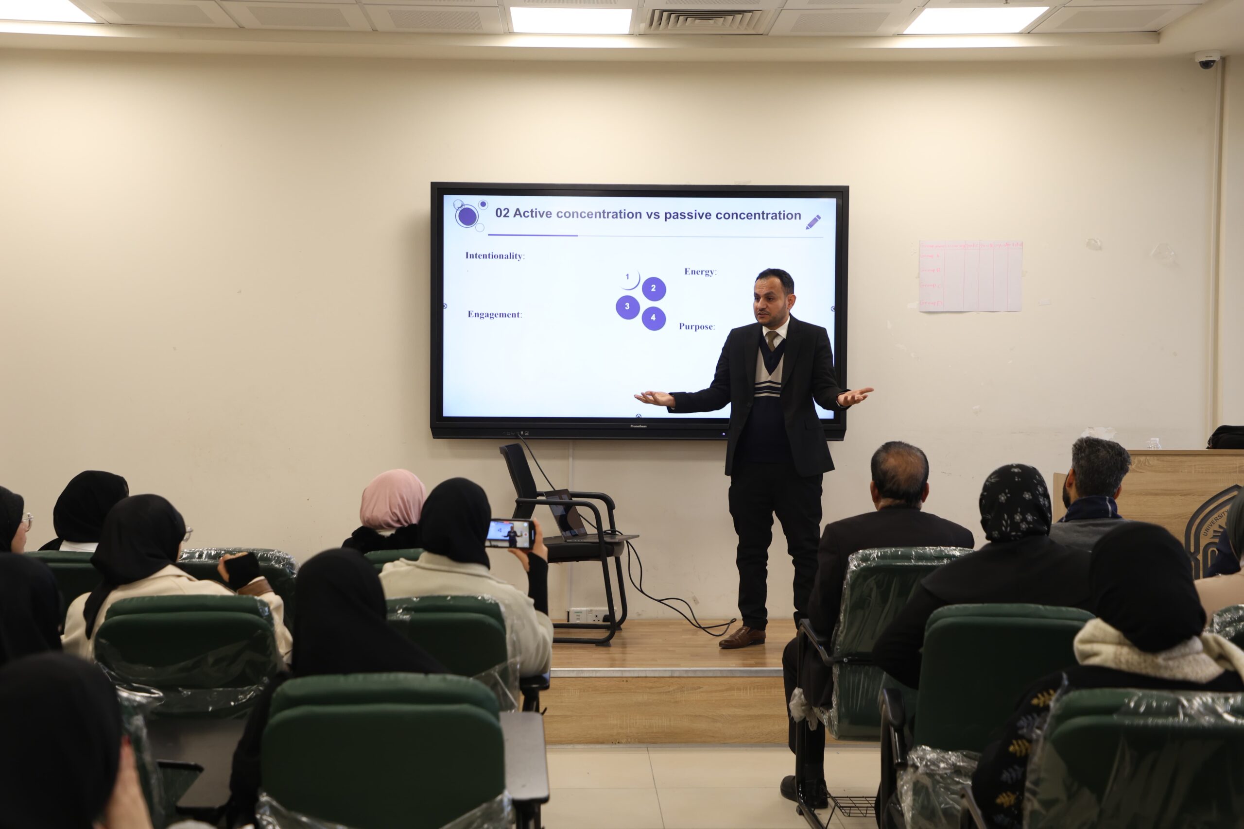 "تعزيز الانتاجية خلال التركيز النشط" ورشة اقامتها كلية التربية في جامعة الزهراء ع للبنات